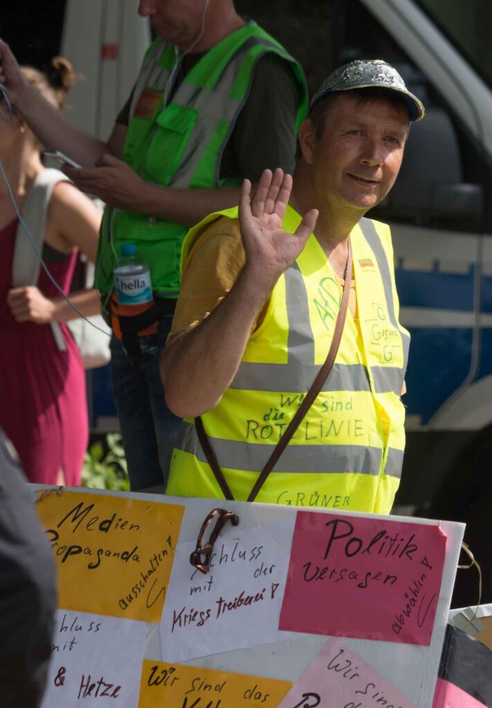 Mann mit Warnweste mit AfD-Schriftzug
